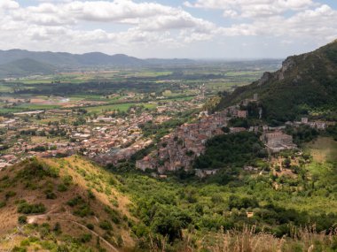 İtalya 'nın Caserta eyaletindeki bir ortaçağ köyü olan Pietravairano' nun panoramik manzarası. Yüksek kalite fotoğraf