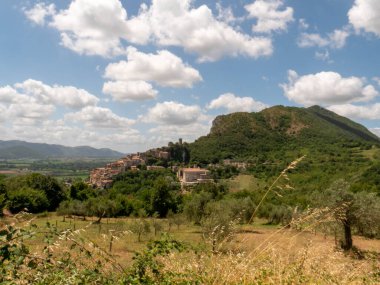İtalya 'nın Caserta eyaletindeki bir ortaçağ köyü olan Pietravairano' nun panoramik manzarası. Yüksek kalite fotoğraf