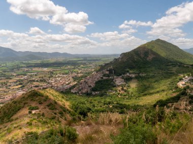 İtalya 'nın Caserta eyaletindeki bir ortaçağ köyü olan Pietravairano' nun panoramik manzarası. Yüksek kalite fotoğraf