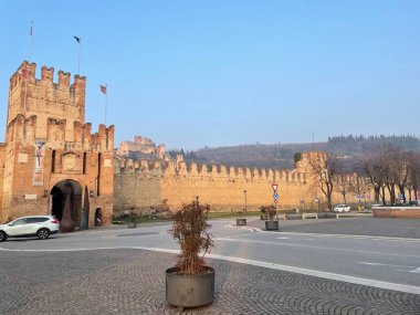 Soave Kalesi, Veneto 'daki kale mimarisinin en iyi örneklerinden birini temsil eden Ortaçağ' ın tipik bir askeri eseridir..