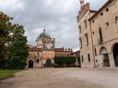 Palazzo Porto Colleoni Thiene, ayrıca Villa ya da Castello olarak da bilinir, Vicenza 'nın başkenti Thiene' de bir saray binasıdır. Yüksek kalite fotoğraf