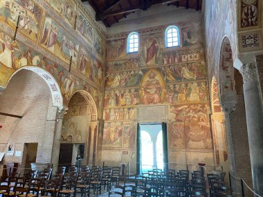 Bir Roma sanat şaheseri, Pomposa Manastırı. Pomposa Manastırı, İtalya 'nın Ferrara kenti yakınlarındaki Adriyatik kıyısındaki Codigoro komünü' nde bulunan bir Benedikt manastırıdır.