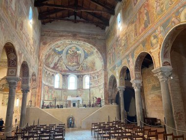 Bir Roma sanat şaheseri, Pomposa Manastırı. Pomposa Manastırı, İtalya 'nın Ferrara kenti yakınlarındaki Adriyatik kıyısındaki Codigoro komünü' nde bulunan bir Benedikt manastırıdır.