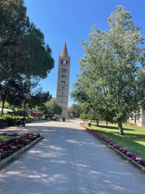 Bir Roma sanat şaheseri, Pomposa Manastırı. Pomposa Manastırı, İtalya 'nın Ferrara kenti yakınlarındaki Adriyatik kıyısındaki Codigoro komünü' nde bulunan bir Benedikt manastırıdır.