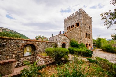 Kendinizi Butrint Arkeoloji Parkı 'nın harikalarına, Arnavutların antik tarih ve doğa hazinesine daldırın.