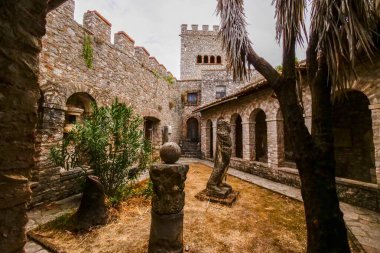Kendinizi Butrint Arkeoloji Parkı 'nın harikalarına, Arnavutların antik tarih ve doğa hazinesine daldırın.