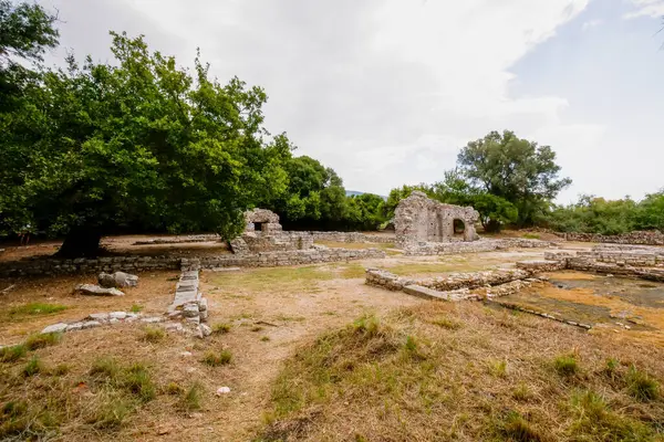 Kendinizi Butrint Arkeoloji Parkı 'nın harikalarına, Arnavutların antik tarih ve doğa hazinesine daldırın.