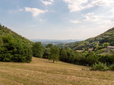 Veneto bölgesi Valle dei Mulini Lusiana 'da yürüyüş yolu. Yüksek kalite fotoğraf
