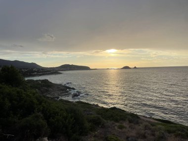 Sentier des Douaniers, doğal alanların korunduğu Macinaggio ve Centuri arasındaki Kaptan Corse kıyısı boyunca 19 km yürüyüş mesafesindedir.