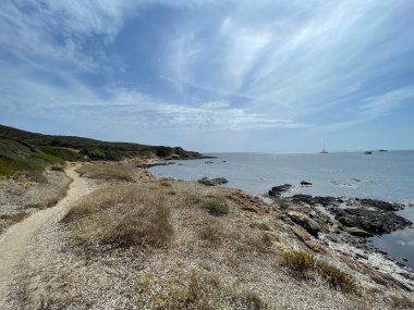 Sentier des Douaniers, doğal alanların korunduğu Macinaggio ve Centuri arasındaki Kaptan Corse kıyısı boyunca 19 km yürüyüş mesafesindedir.