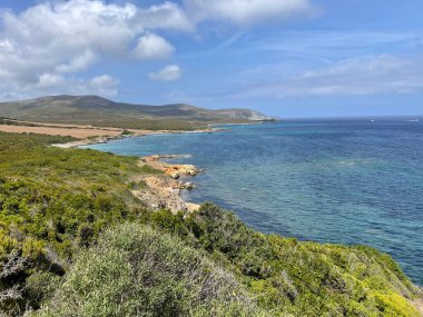 Sentier des Douaniers, doğal alanların korunduğu Macinaggio ve Centuri arasındaki Kaptan Corse kıyısı boyunca 19 km yürüyüş mesafesindedir.