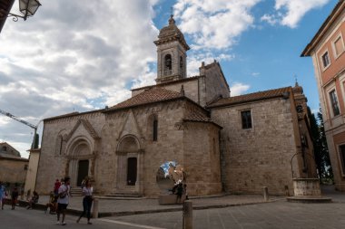San Quirico dOrcia 'daki Collegiata dei Santi Quirico e Giulitta zarif taş cepheleri, karmaşık oymalı portalları ve Gotik ilham veren unsurları olan bir Roma kilisesidir. Yüksek kalite fotoğraf