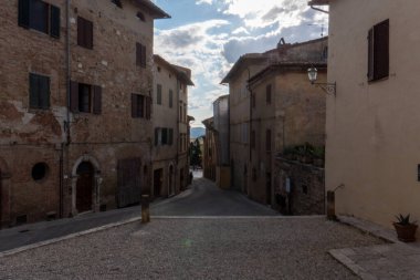 San Quirico dOrcia, Toskana 'nın göbeğine kurulmuş, yuvarlanan tepeler, selvi çizgili yollar ve altın tarlalarla çevrili güzel bir ortaçağ kasabasıdır..