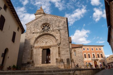 San Quirico dOrcia 'daki Collegiata dei Santi Quirico e Giulitta zarif taş cepheleri, karmaşık oymalı portalları ve Gotik ilham veren unsurları olan bir Roma kilisesidir. Yüksek kalite fotoğraf