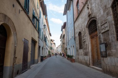 San Quirico dOrcia, Toskana 'nın göbeğine kurulmuş, yuvarlanan tepeler, selvi çizgili yollar ve altın tarlalarla çevrili güzel bir ortaçağ kasabasıdır..