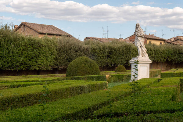 Hi Leonini - дизайнерский сад эпохи Возрождения, расположенный в самом сердце Сан-Кирико-де-Орсия, Тоскана. 