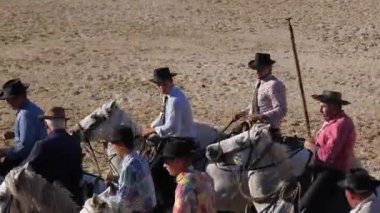 Bu video, geleneksel Camargue at gösterisini Saintes-Maries-de-la-Mer arenasında çeker..