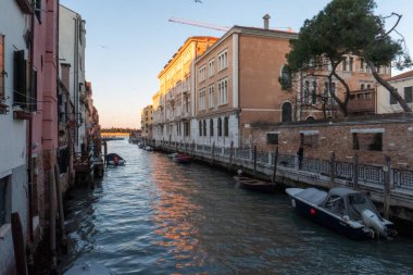  Venedik 'in zamansız cazibesine barışçıl bir bakış. Dawn' daki bir kanal. Yüksek kalite fotoğraf