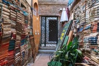 Sessiz bir kanal boyunca uzanan Libreria Acqua Alta, kitapların gondollarda, küvetlerde ve raflarda saklandığı eşsiz bir kitapçıdır.