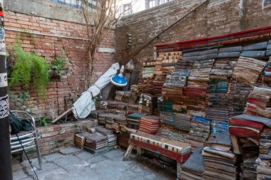 Sessiz bir kanal boyunca uzanan Libreria Acqua Alta, kitapların gondollarda, küvetlerde ve raflarda saklandığı eşsiz bir kitapçıdır.