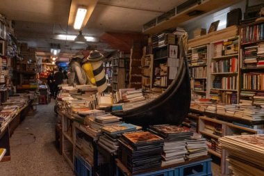 Sessiz bir kanal boyunca uzanan Libreria Acqua Alta, kitapların gondollarda, küvetlerde ve raflarda saklandığı eşsiz bir kitapçıdır.