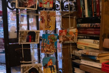 Sessiz bir kanal boyunca uzanan Libreria Acqua Alta, kitapların gondollarda, küvetlerde ve raflarda saklandığı eşsiz bir kitapçıdır.