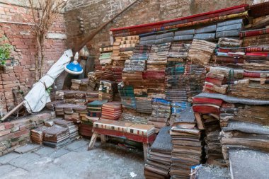 Sessiz bir kanal boyunca uzanan Libreria Acqua Alta, kitapların gondollarda, küvetlerde ve raflarda saklandığı eşsiz bir kitapçıdır.