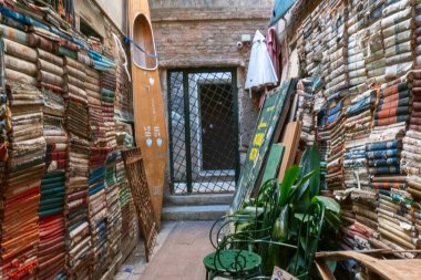 Sessiz bir kanal boyunca uzanan Libreria Acqua Alta, kitapların gondollarda, küvetlerde ve raflarda saklandığı eşsiz bir kitapçıdır.