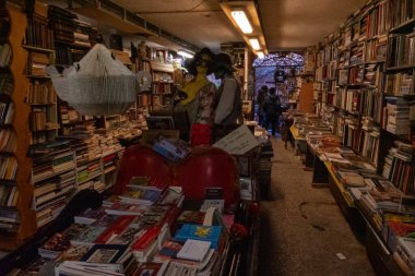 Sessiz bir kanal boyunca uzanan Libreria Acqua Alta, kitapların gondollarda, küvetlerde ve raflarda saklandığı eşsiz bir kitapçıdır.