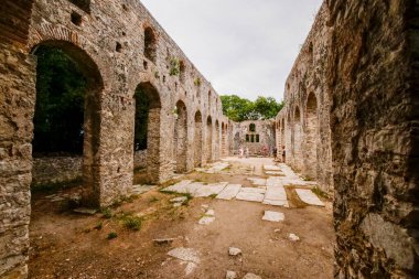 Kendinizi Butrint Arkeoloji Parkı 'nın harikalarına, Arnavutların antik tarih ve doğa hazinesine daldırın.
