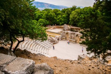 Kendinizi Butrint Arkeoloji Parkı 'nın harikalarına, Arnavutların antik tarih ve doğa hazinesine daldırın.