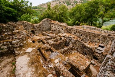 Kendinizi Butrint Arkeoloji Parkı 'nın harikalarına, Arnavutların antik tarih ve doğa hazinesine daldırın.