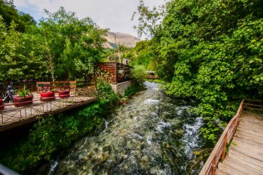 Arnavutluk 'taki Mavi Göz Gölü Parkı doğanın göbeğinde yer alan bir vahadır. Kristal gibi berrak sularıyla yemyeşil, 