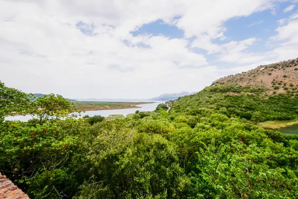 Kendinizi Butrint Arkeoloji Parkı 'nın harikalarına, Arnavutların antik tarih ve doğa hazinesine daldırın.