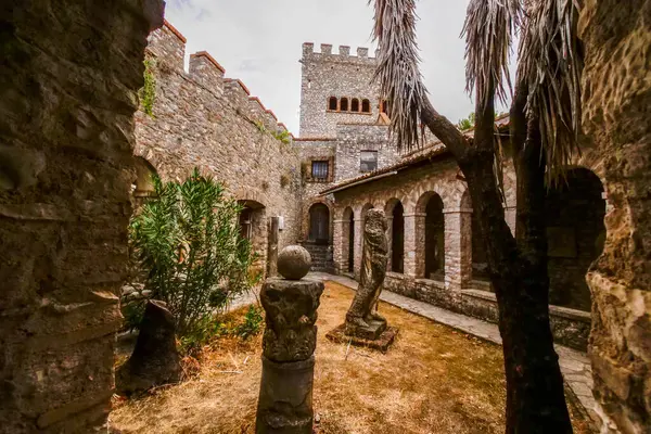 Kendinizi Butrint Arkeoloji Parkı 'nın harikalarına, Arnavutların antik tarih ve doğa hazinesine daldırın.