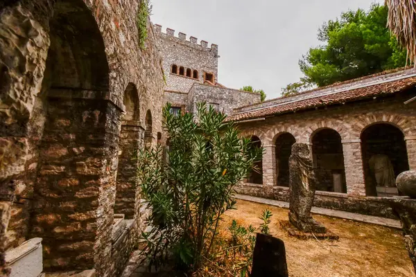Kendinizi Butrint Arkeoloji Parkı 'nın harikalarına, Arnavutların antik tarih ve doğa hazinesine daldırın.