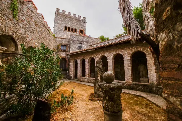 Kendinizi Butrint Arkeoloji Parkı 'nın harikalarına, Arnavutların antik tarih ve doğa hazinesine daldırın.