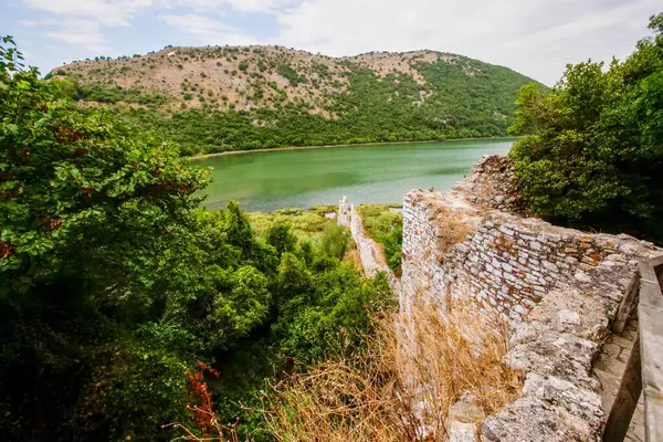 Kendinizi Butrint Arkeoloji Parkı 'nın harikalarına, Arnavutların antik tarih ve doğa hazinesine daldırın.