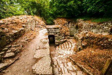 Kendinizi Butrint Arkeoloji Parkı 'nın harikalarına, Arnavutların antik tarih ve doğa hazinesine daldırın.
