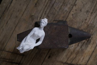 Şiddet kavramını temsil eden kırık kadın heykeli