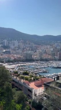 Monte Carlo marinasının manzarası, Monako Prensliği 'nin tekneleri limana yanaşmış ve şehir.
