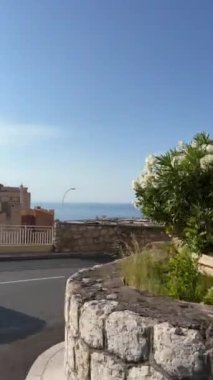 Monte-Carlo 'ya gidiyoruz, Monako Prensliği, Beausoleil' den şehrin pencere manzarası - dikey format