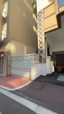 Monte-Carlo 'ya gidiyoruz, Monako Prensliği, Beausoleil' den şehrin pencere manzarası - dikey format