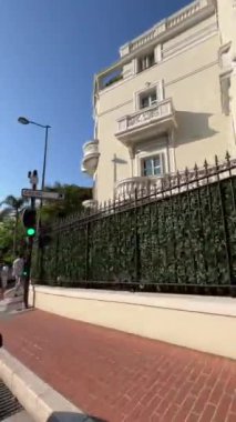 Monte-Carlo 'ya gidiyoruz, Monako Prensliği, Beausoleil' den şehrin pencere manzarası - dikey format