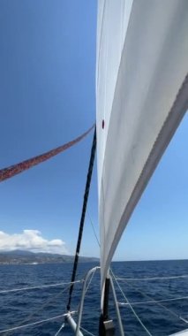 Akdeniz 'de, Monte Carlo' dan Sanremo, İtalya 'ya katamaran yelkenleri.