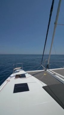 Akdeniz 'de Monte Carlo' dan Sanremo, İtalya 'ya giden katamaran yelkenlisi.