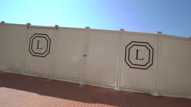 Monte Carlo 'da, marinadan şehir merkezine giden polis arabası.