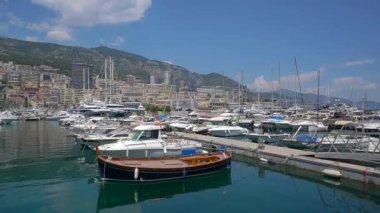 Güneşli bir günde Monte Carlo limanına yanaşan tekneler. 