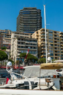 Rıhtımlı tekne ve binalarla marina su seviyesinden manzara