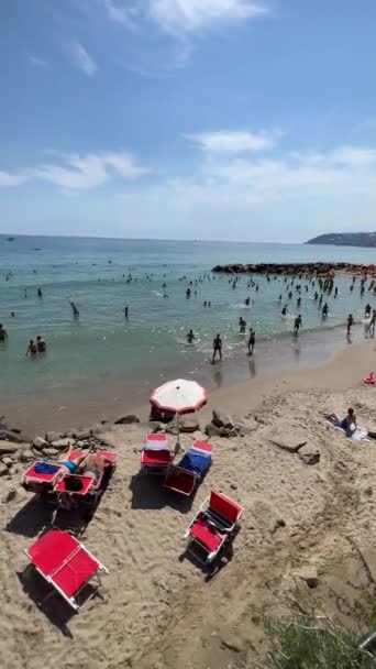 Bovenaanzicht Sanremo Strand Met Ligbedden Parasols Mensen Badpakken Die Zonnebaden — Stockvideo